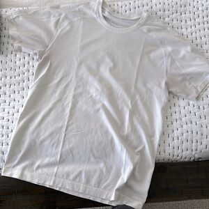 Lululemon Men’s Metal Vent Tech Short-Sleeve Shirt - white - M